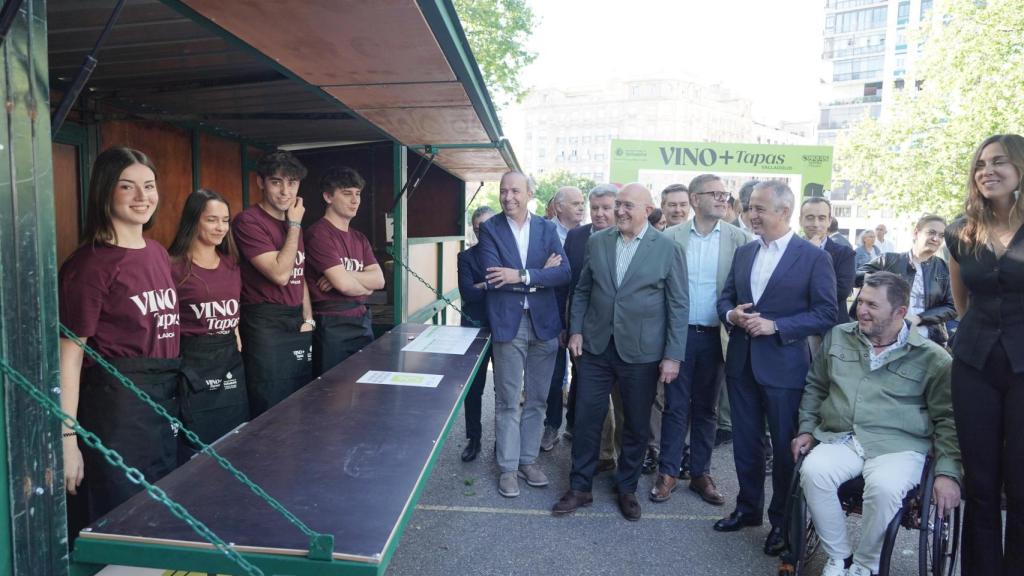 El alcalde de Valladolid, Jesús Julio Carnero, inaugura ‘Vino+Tapas Valladolid’