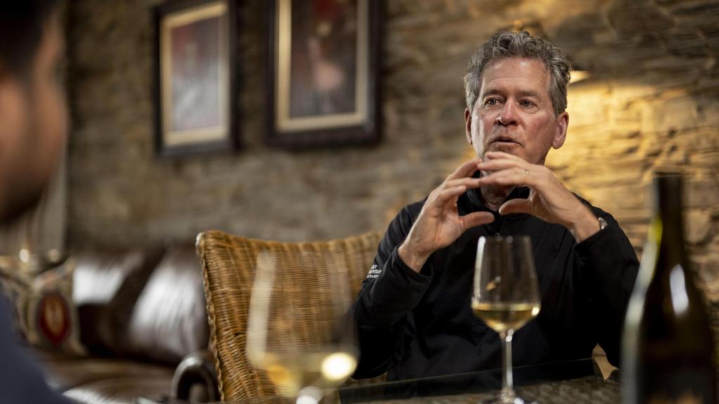 Paul Hobbs, durante su entrevista con EL ESPAÑOL, en una de las estancias de la bodega de Alvaredos-Hobbs, un proyecto nacido en el 2015.