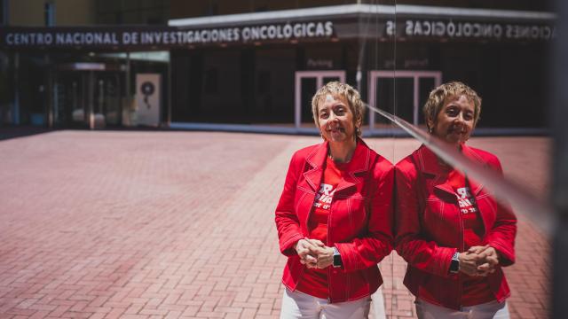 Marisol Soengas, apoyada en la fachada del CNIO, tras su entrevista con EL ESPAÑOL.