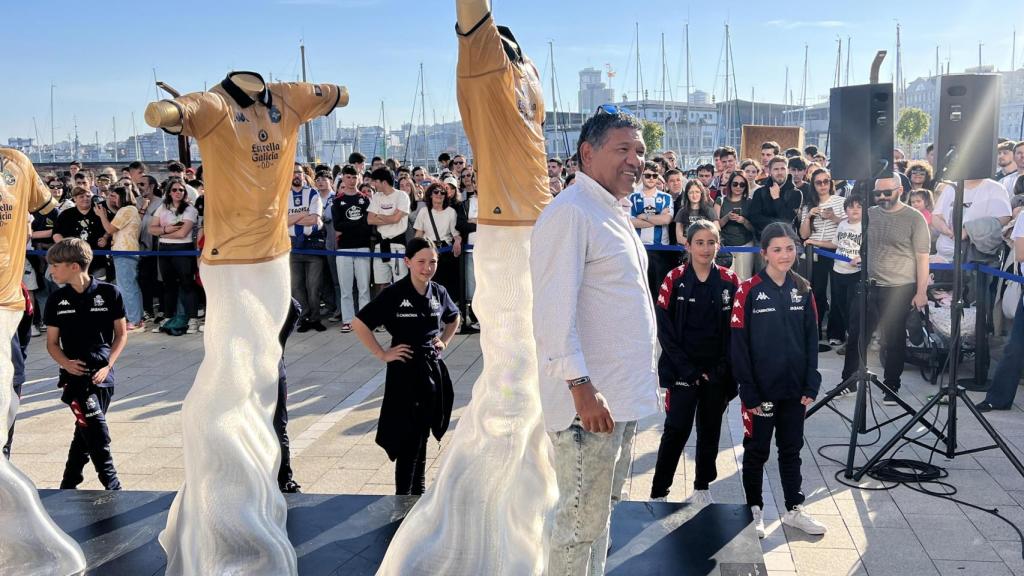 Donato posa ante una de las estatuas.