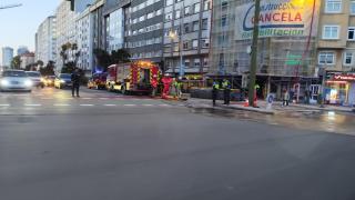 Los bomberos limpiando los restos del siniestro.