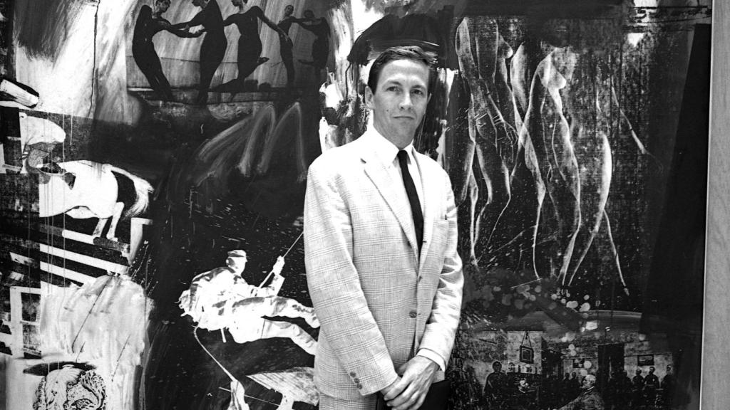 Robert Rauschenberg frente a una de sus obras en Venecia, en 1964. Foto: Ugo Mulas. Cortesía de Zeitgeist Films