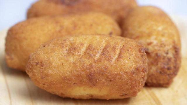 Ni el sabor ni el rebozado: el sencillo truco para saber si las croquetas de un restaurante son congeladas