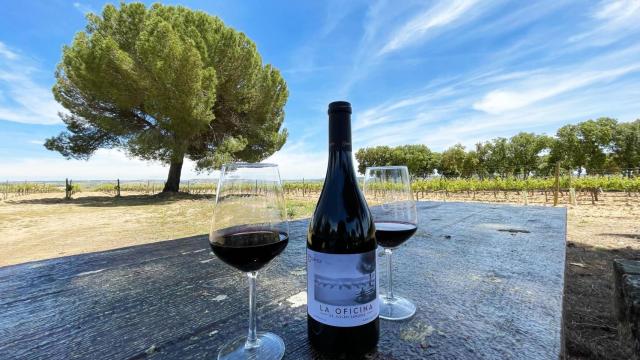 Una botella de La oficina de Julián Sardina