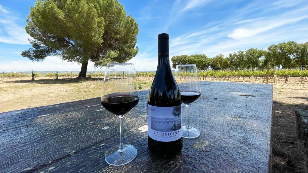 Una botella de La oficina de Julián Sardina