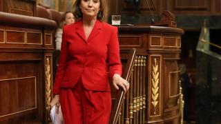 Cuca Gamarra, secretaria general del PP, baja de la tribuna del Congreso tras una interpelación al Gobierno.