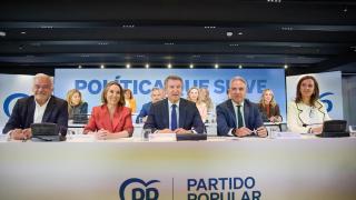 Alberto Núñez Feijóo, entre esteban González Pons, Cuca Gamarra, Elías Bendodo y Carmen Fúnez, en el Consejo Ejecutivo Nacional del PP.