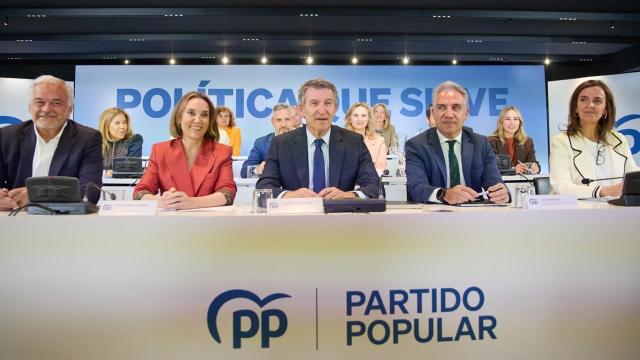 Feijóo, entre González Pons, Gamarra, Bendodo y Fúnez, el pasado lunes, en el Consejo Ejecutivo Nacional del PP.