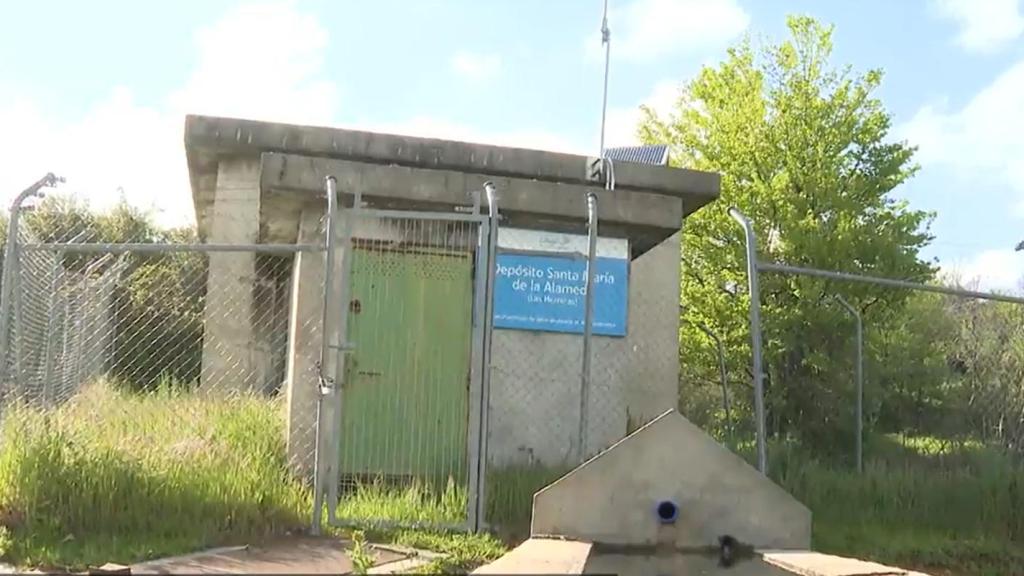 El depósito de agua con el que se abastece el pueblo de Las Herreras.