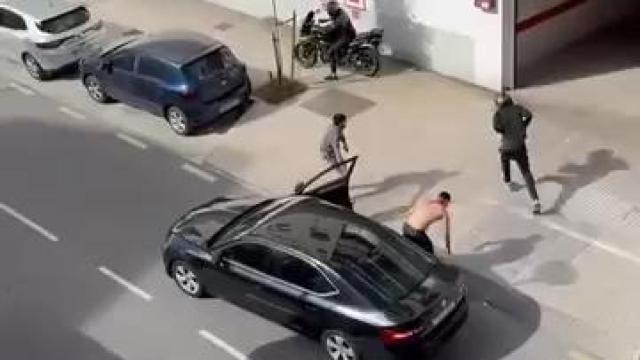 Pelea entre traficantes de droga en la puerta del parking de un supermercado en Málaga.