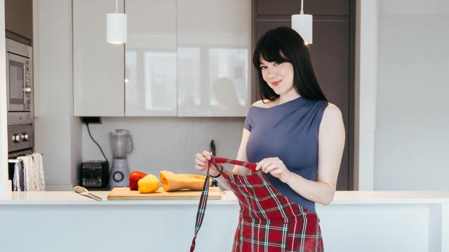 Marta García Bou, conocida en redes como 'Boukie', con su delantal de cuadros rojos.