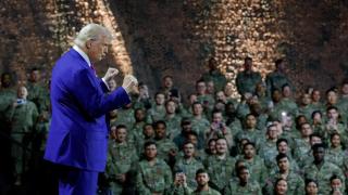Donald Trump, en su visita a la base aérea de Estados Unidos en Doha.