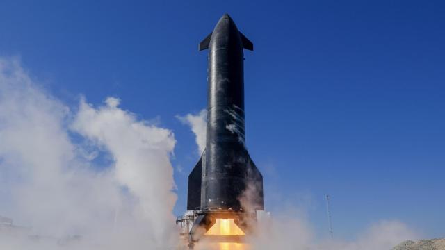 Starship durante una prueba previa a su noveno lanzamiento