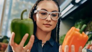 Una persona utilizando las Ray-Ban de Meta.