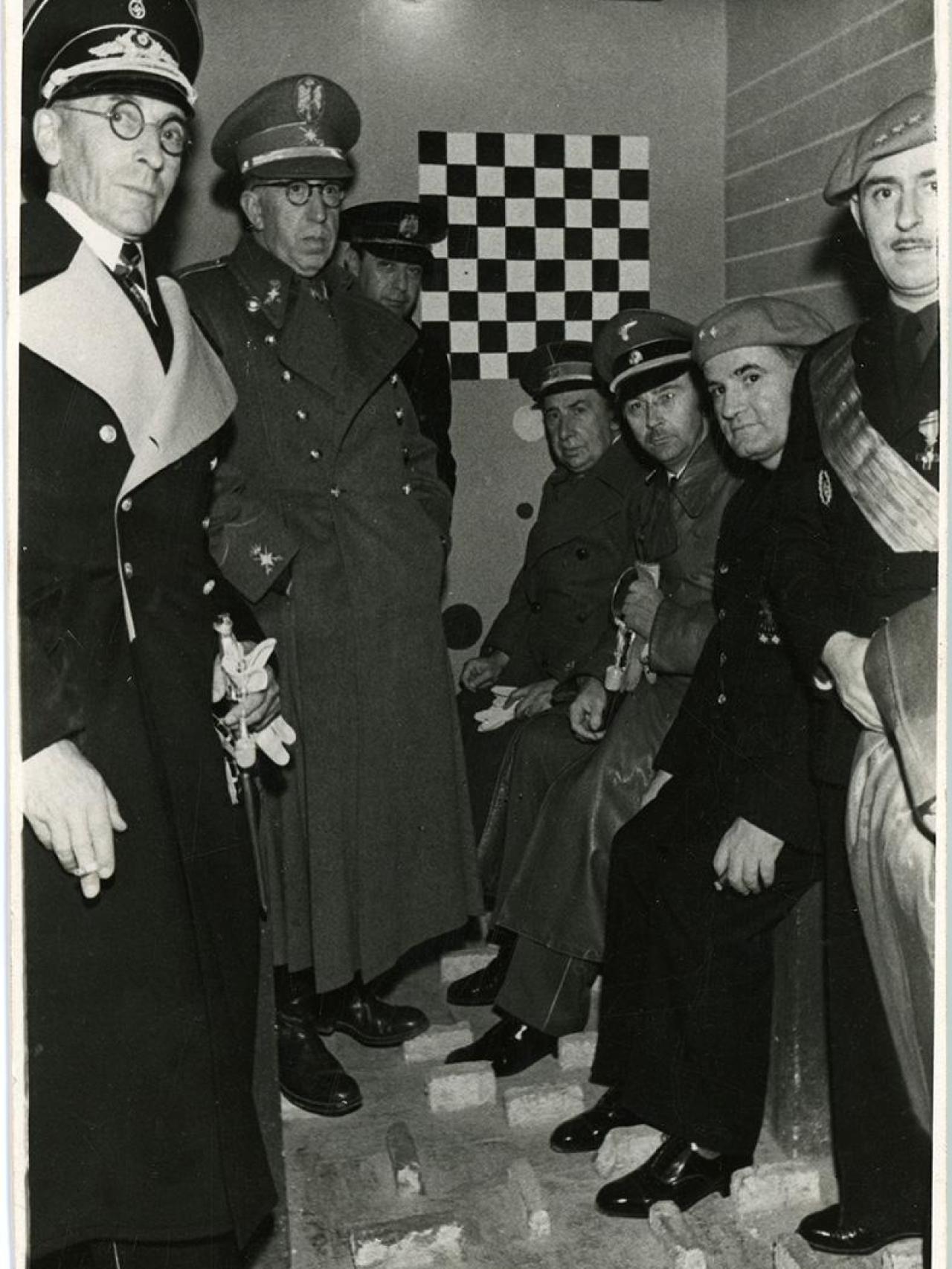 Himmler (tercero por la derecha) visitando en 1940 una de las checas diseñadas por Laurencic.