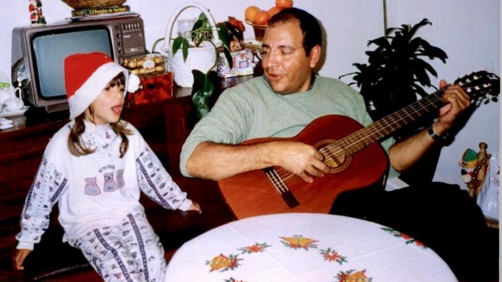 Ana con su padre cantando en navidad