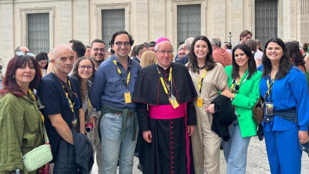 Un grupo de sevillanos se fotografía en Roma con el Arzobispo de Sevilla, José Ángel Sáiz Meneses.