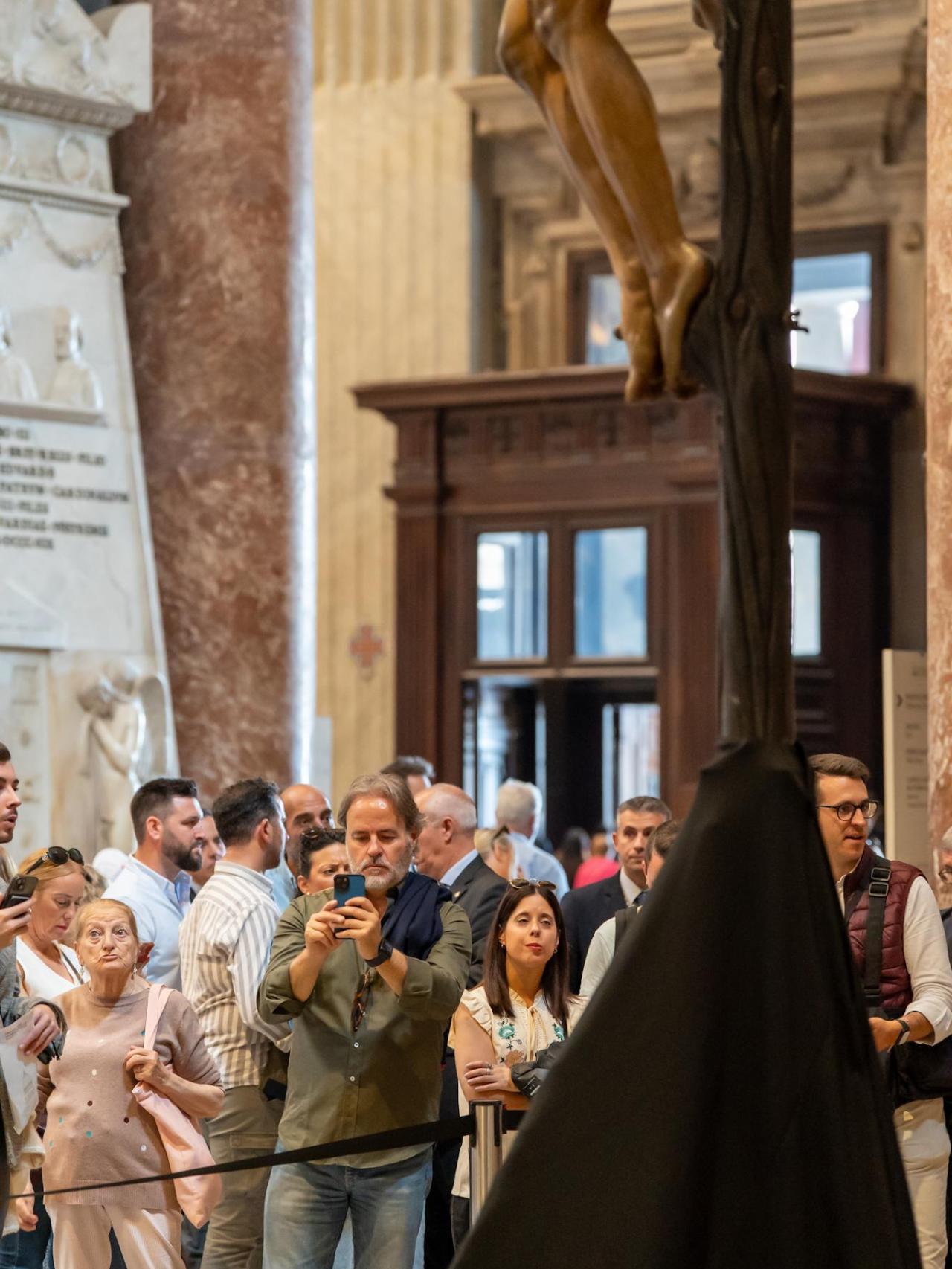 Decenas de personas admiran a El Cachorro en la Basílica de San Pedro.