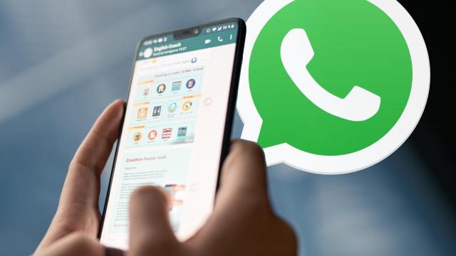 Imagen de un teléfono móvil con la aplicación de 'WhatsApp' abierta.