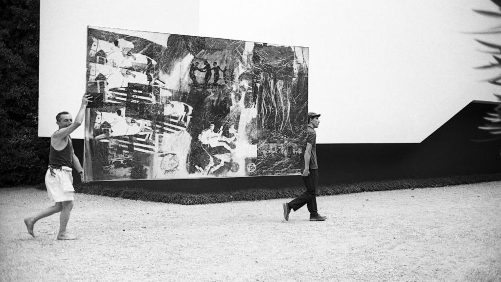 Transportando 'Express' de Robert Rauschenberg en la Bienal de Venecia de 1964. Foto: Ugo Mulas