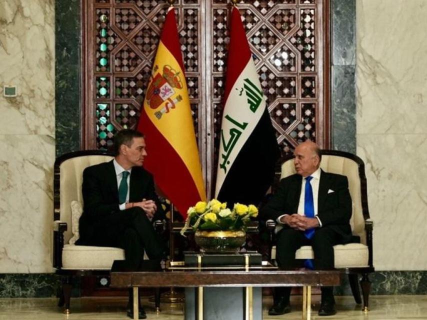 El presidente de España, Pedro Sánchez, y el ministro de Exteriores de Irak, Fuad Hussein, durante su reunión en Bagdad (Irak).