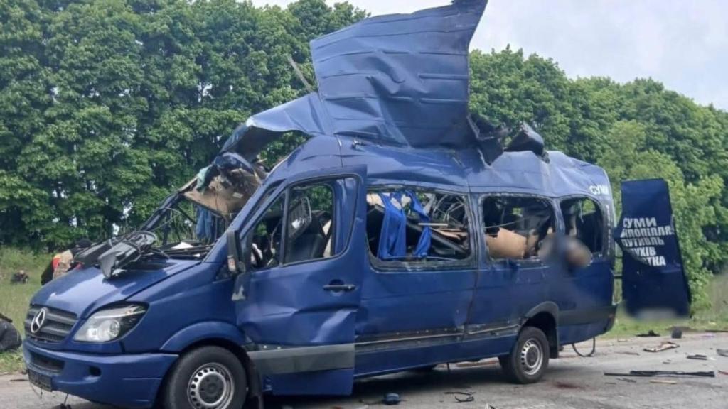 El autobús atacado en la ciudad ucraniana de Sumi.
