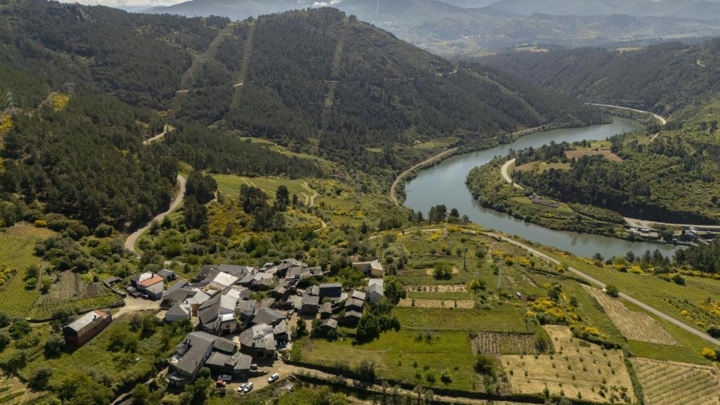 Vista aérea de Alvaredos y sus viñas, que Antonio López comenzó a recuperar en 1990.