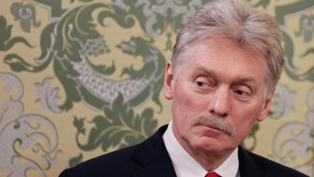 El portavoz del Kremlin, Dmitry Peskov, asiste a una reunión del presidente ruso, Vladimir Putin, con el presidente tayiko, Emomali Rahmon, en Moscú, Rusia, el 17 de marzo de 2025.
