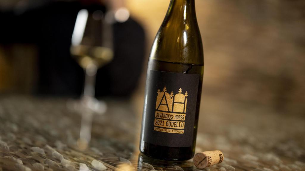 La botella de Godello de 2021 se vende tanto en España como en Estados Unidos por 35 euros. Y el Uz de Hobbs a 18 euros.