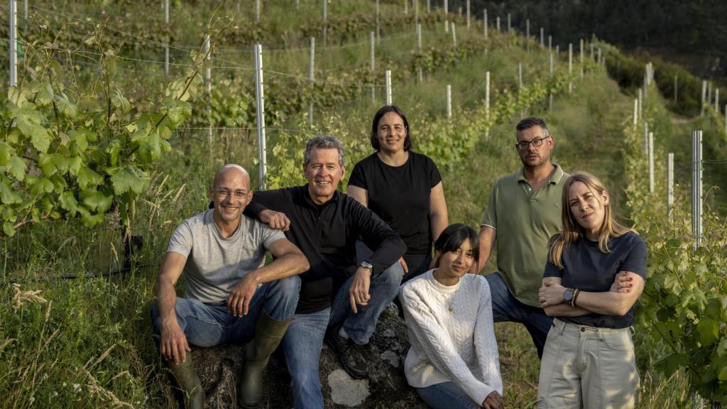 Paul Hobbs posa para la cámara de EL ESPAÑOL junto al equipo de Alvaredos-Hobbs. De izquierda a derecha: Gustavo, Cecilia, Aurora, Marcos y Cecilia.