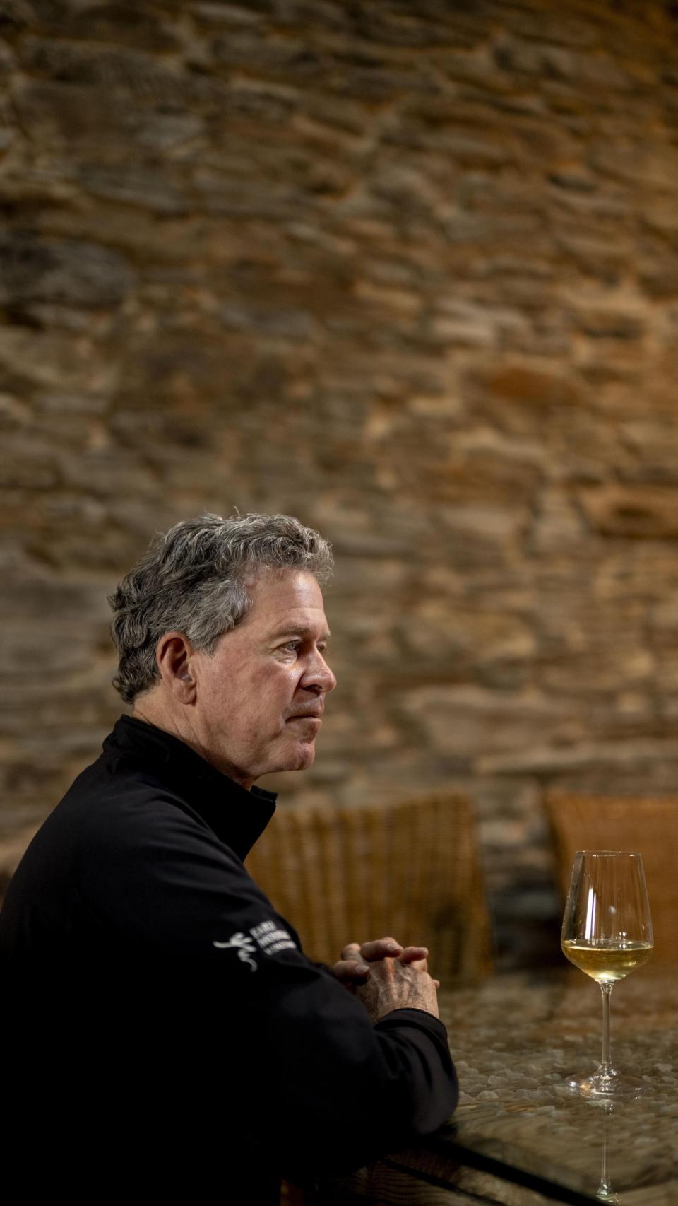 Paul Hobbs, durante su entrevista con Alvaredos-Hobbs, tomando un Godello del 2019.