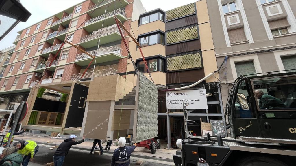 Montaje de un hotel modular en el centro de Zaragoza