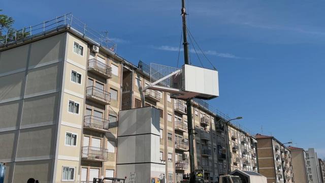 Montaje de la estructura para ascensor en una vivienda ya construida
