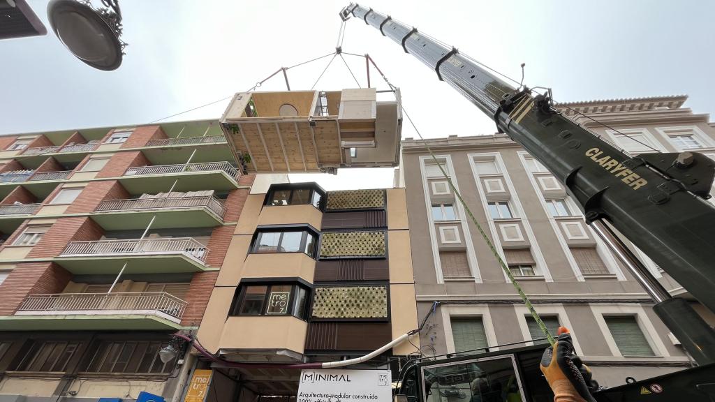 Montaje de un hotel modular en el centro de Zaragoza