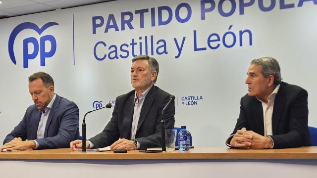 El secretario general del Partido Popular de Castilla y León, Francisco Vázquez y los portavoces en materia de transportes del Senado y del Congreso, Juan José Sanz Vitorio y Héctor Palencia, analizan la política de transportes del Gobierno y sus consecuencias en Castilla y León