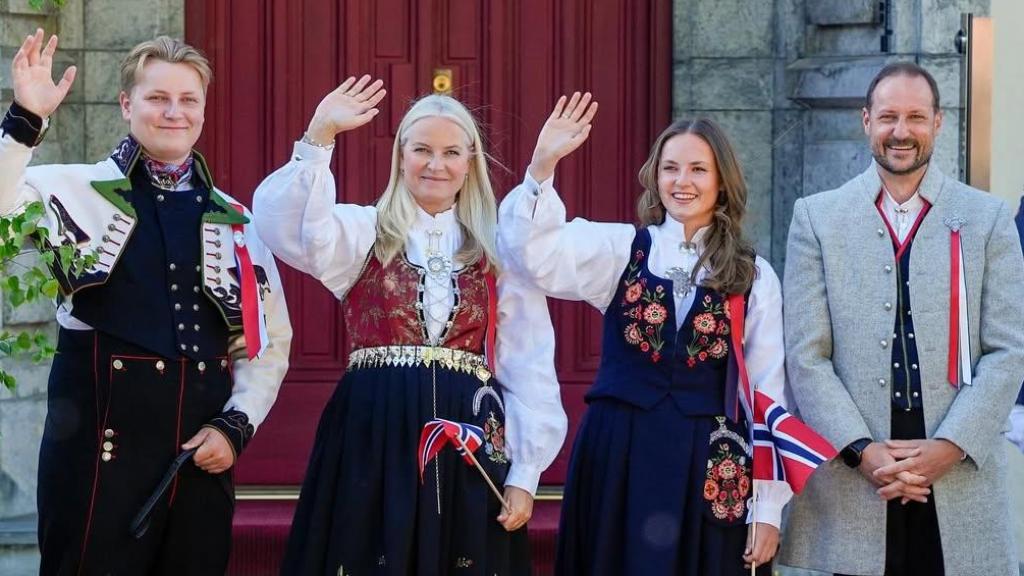 Haakon y Mette-Marit celebran el Día Nacional de Noruega con sus dos hijos en común.
