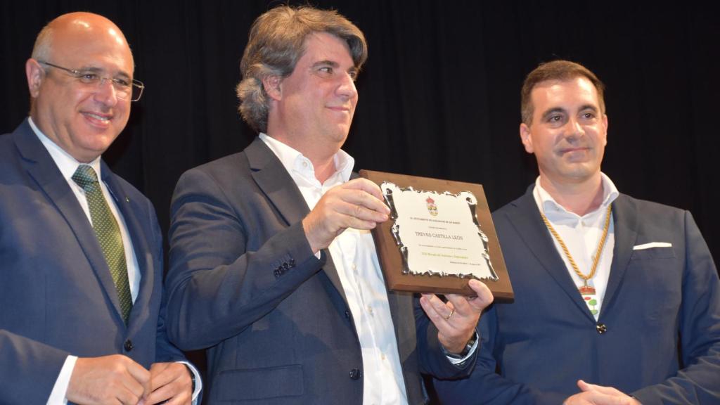 Tomás Fuentes recibe su premio junto a Jacinto Canales y Roberto Martínez