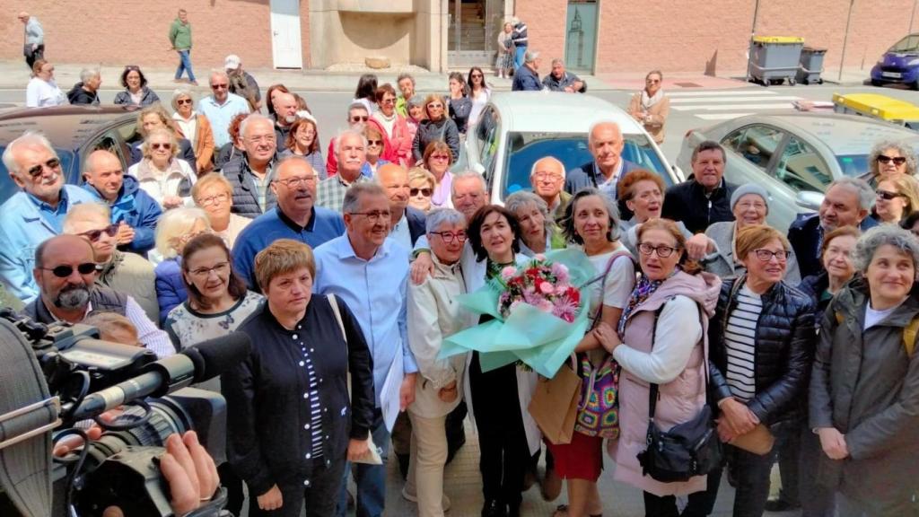 Los pacientes de Rosa Rodríguez posan con ella tras regalarle un ramo de flores