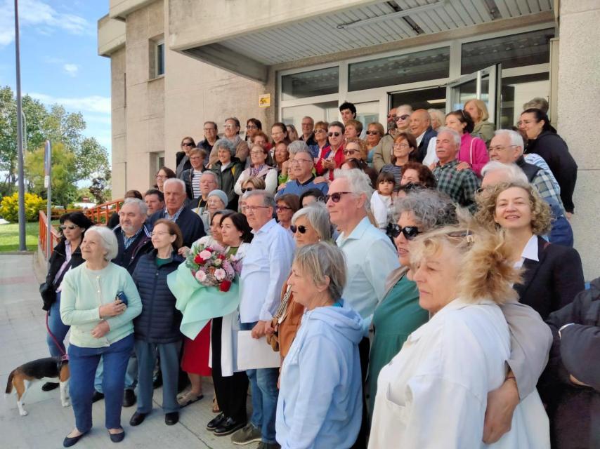 Los pacientes posan con su médico de familia Rosa Rodríguez