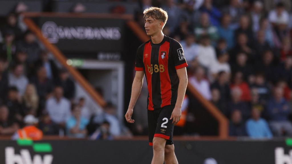 Dean Huijsen, durante un partido con su anterior club, el Bournemouth.