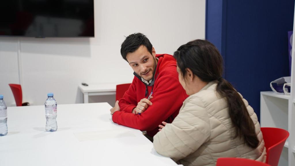 María Ángeles recibe atención psicosocial en la sede de Cruz Roja de Paiporta. Raquel Granell