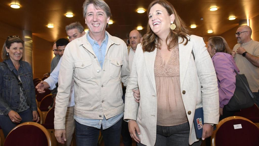 El secretario general del PSOE en Castilla y León, Carlos Martínez, junto a Clara Martín en Segovia