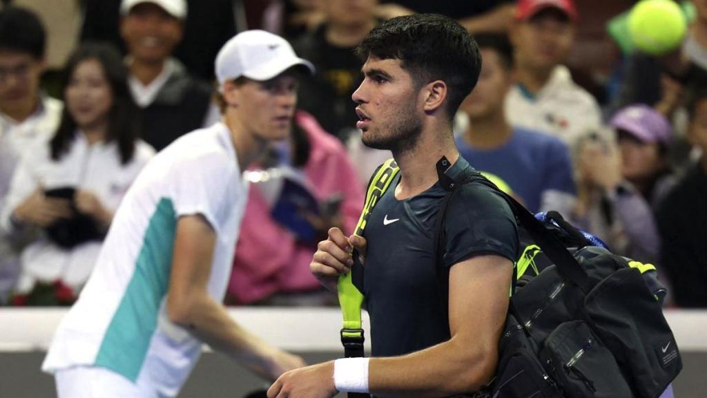 Carlos Alcaraz y Jannik Sinner tras enfrentarse en Miami 2023