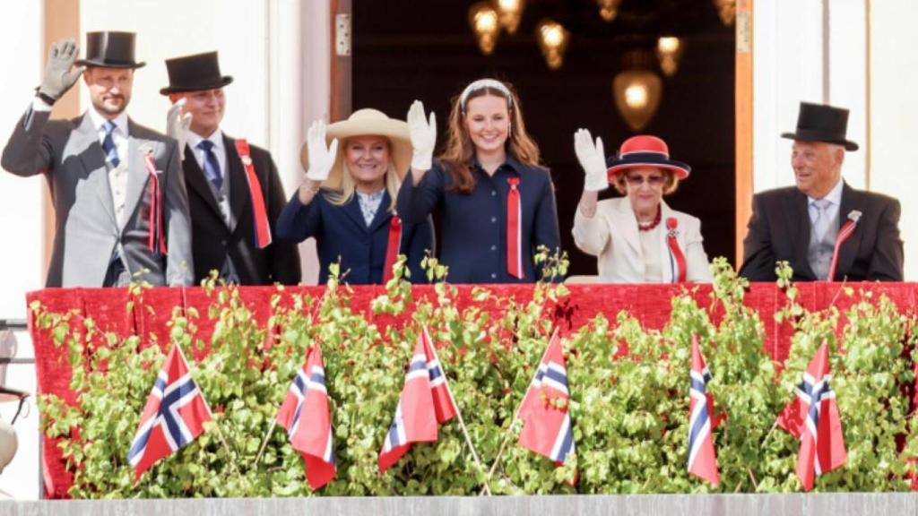 La Familia Real al completo, saludando desde el balcón en el Día Nacional de Noruega.