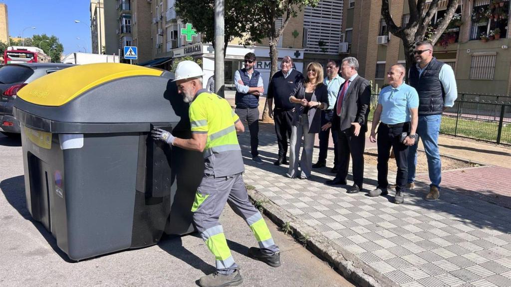 La delegada de Limpieza en el Ayuntamiento de Sevilla, Evelia Rincón, en una visita al barrio de Pinomontano.