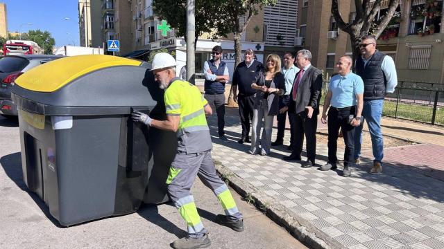 La delegada de Limpieza en el Ayuntamiento de Sevilla, Evelia Rincón, en una visita al barrio de Pinomontano.