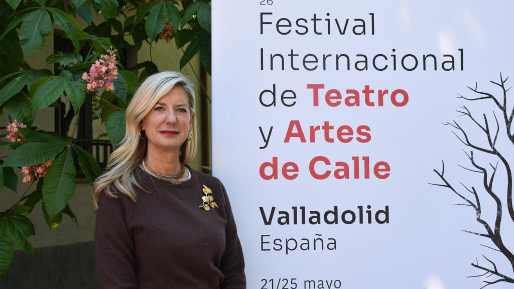 Irene Carvajal junto al cartel del TAC