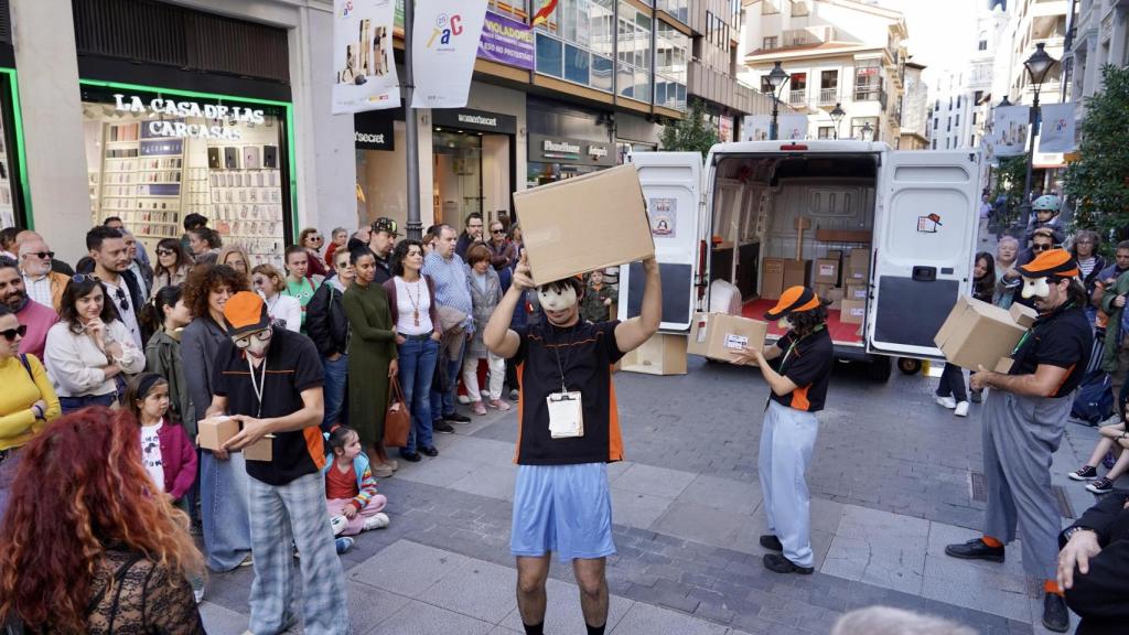 Espectáculo 'Paquets' de la compañía Toti Toronell dentro de la 25 edición del Festival Internacional de Teatro y Artes de Calle