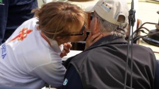 El emérito Juan Carlos y una mujer de la tripulación del Bribón.