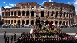 La Cofradía del Dulce Nombre de Jesús Nazareno de León a su paso po el Coliseo de Roma durante su participación en la Gran Procesión organizada con motivo del Jubileo de las Cofradías en Roma.